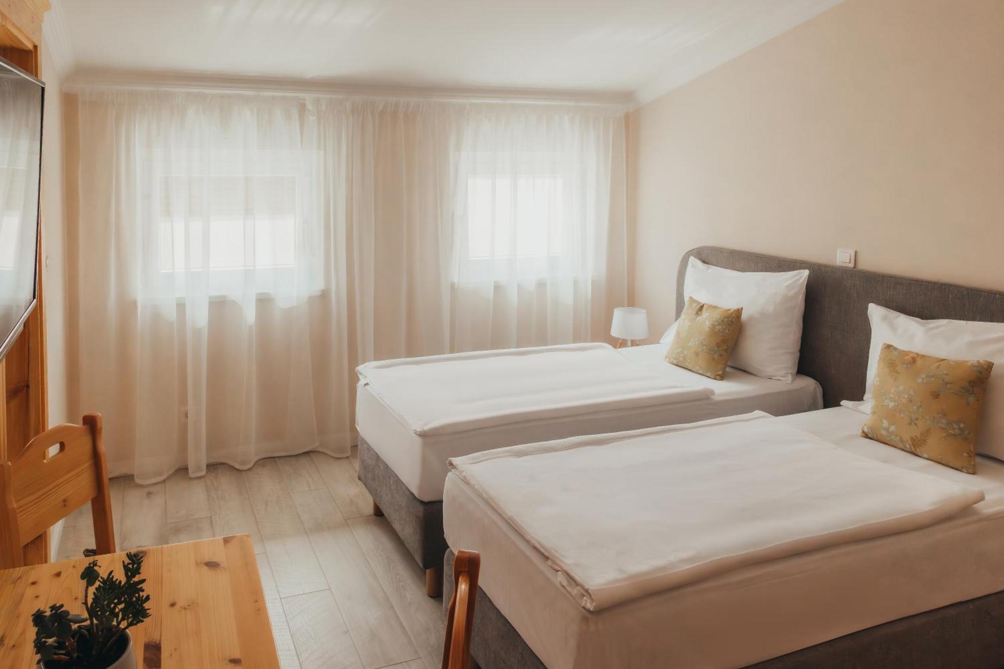 Hotel Kadoor Karlovac Ngoại thất bức ảnh