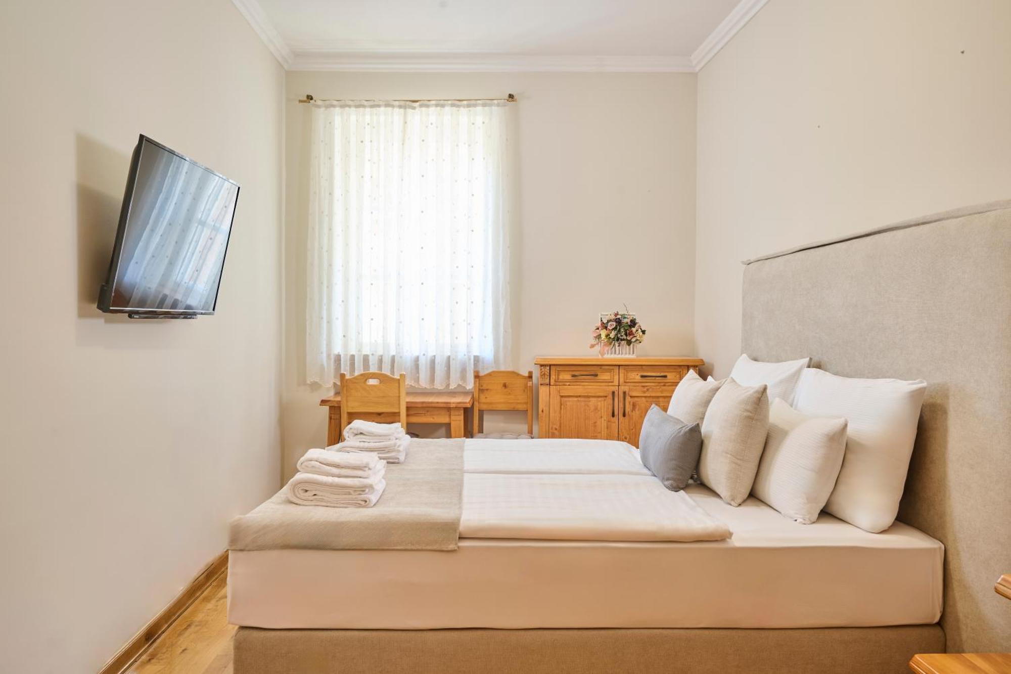 Hotel Kadoor Karlovac Ngoại thất bức ảnh