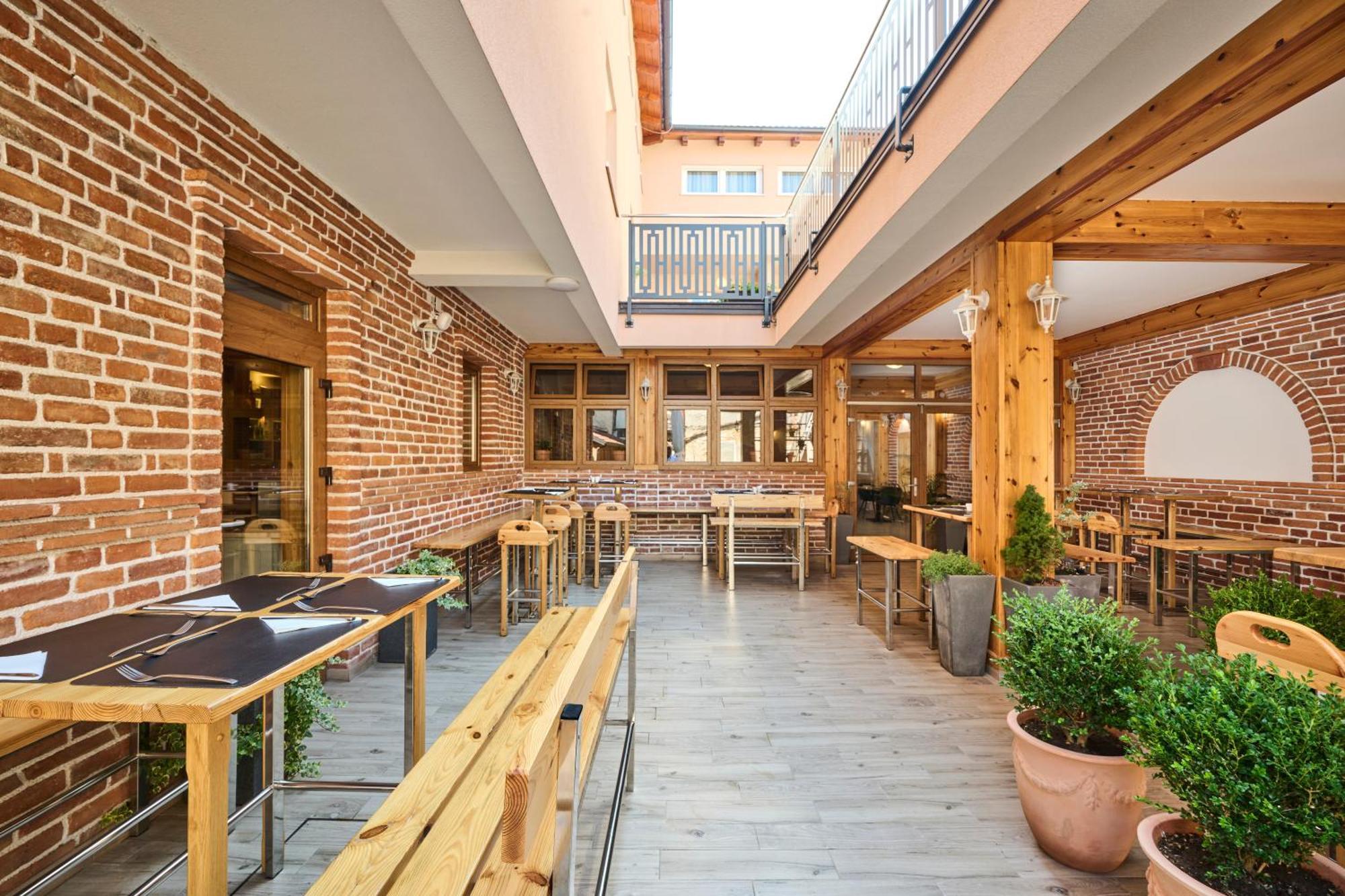 Hotel Kadoor Karlovac Ngoại thất bức ảnh