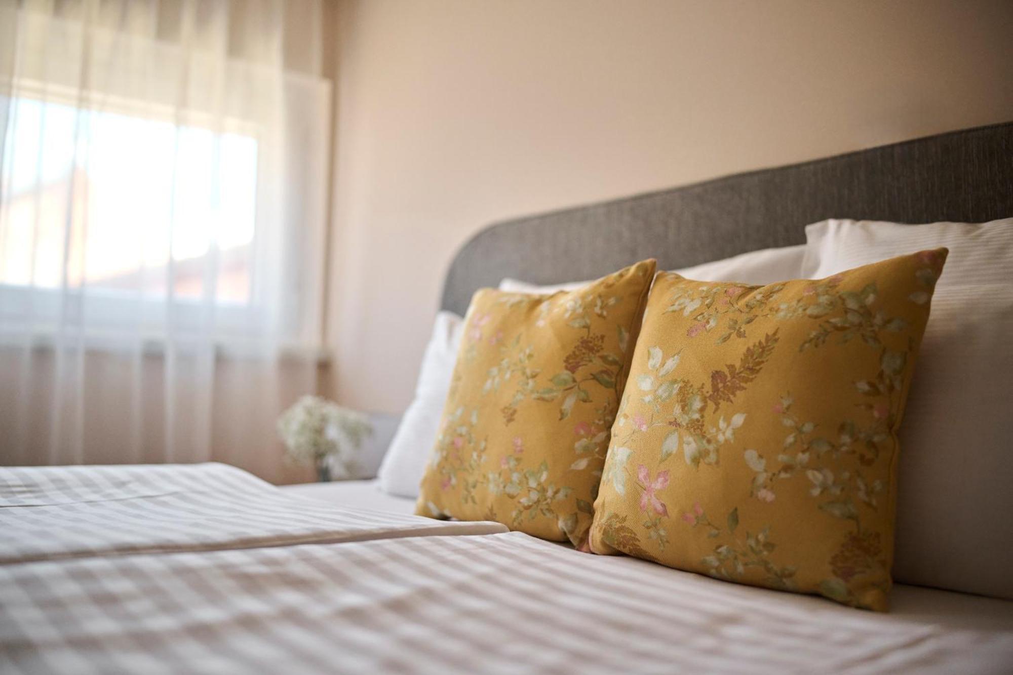 Hotel Kadoor Karlovac Ngoại thất bức ảnh