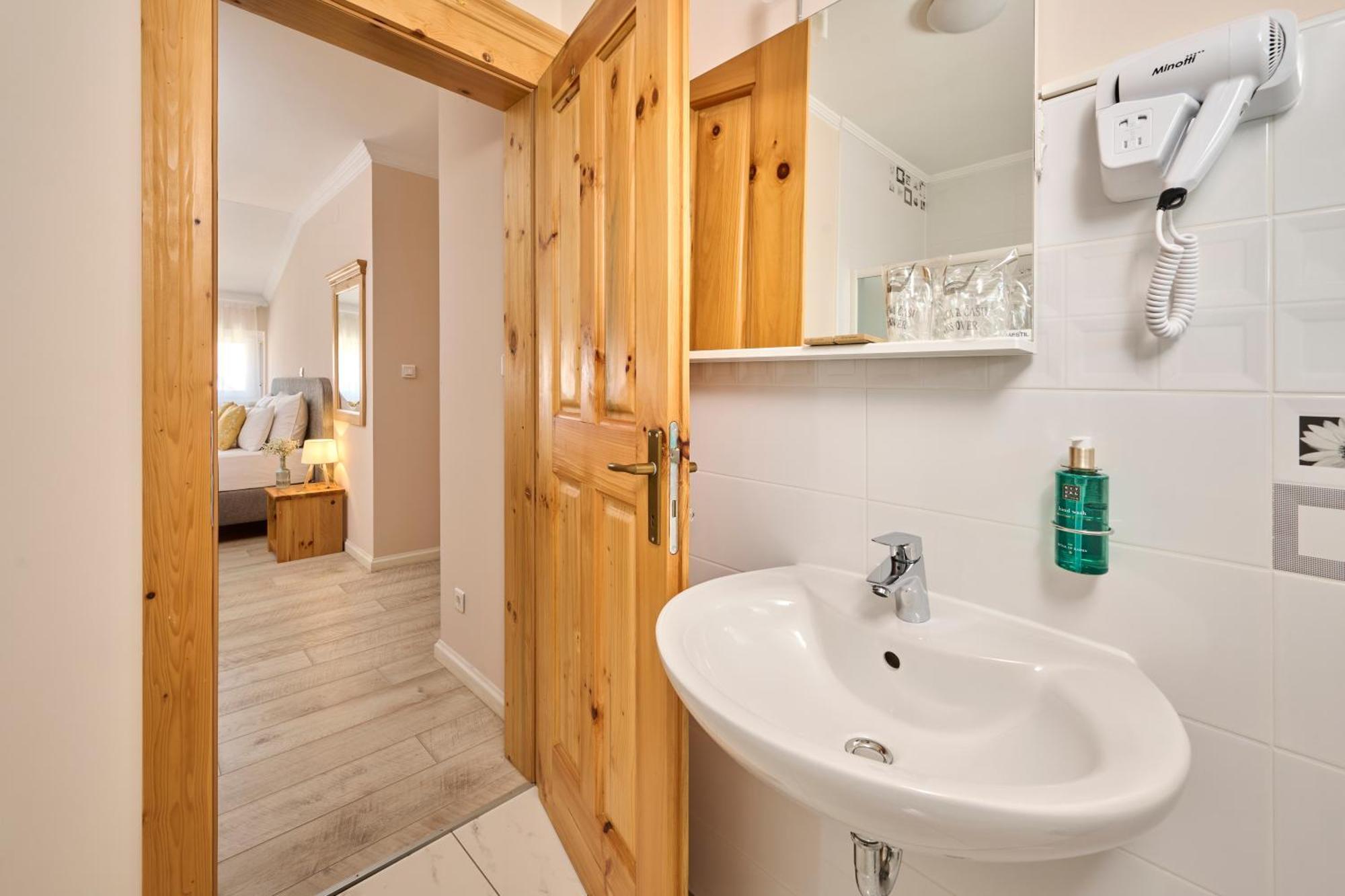 Hotel Kadoor Karlovac Ngoại thất bức ảnh
