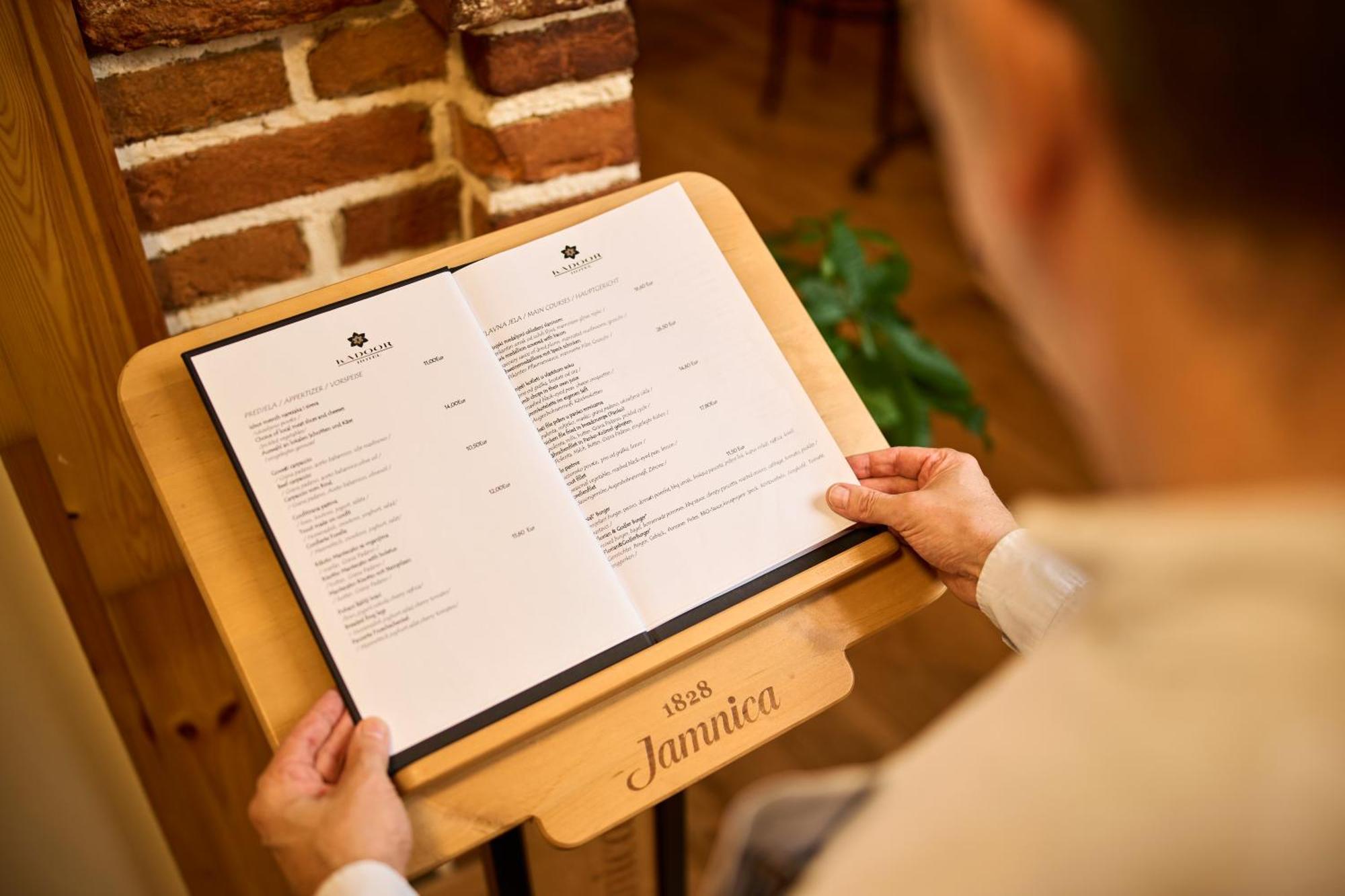 Hotel Kadoor Karlovac Ngoại thất bức ảnh