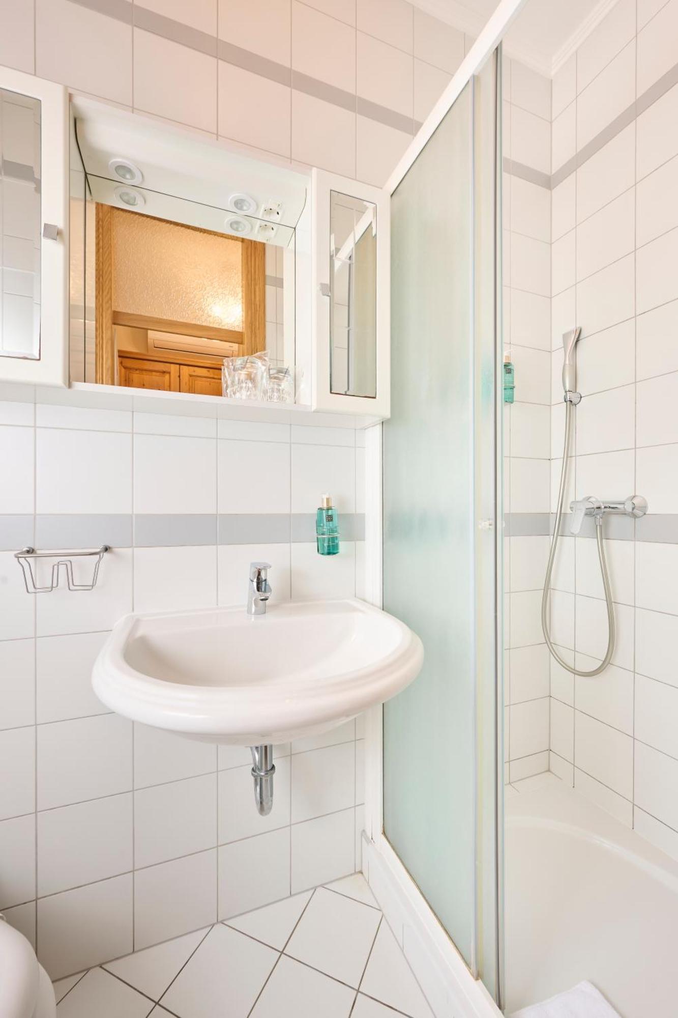 Hotel Kadoor Karlovac Ngoại thất bức ảnh