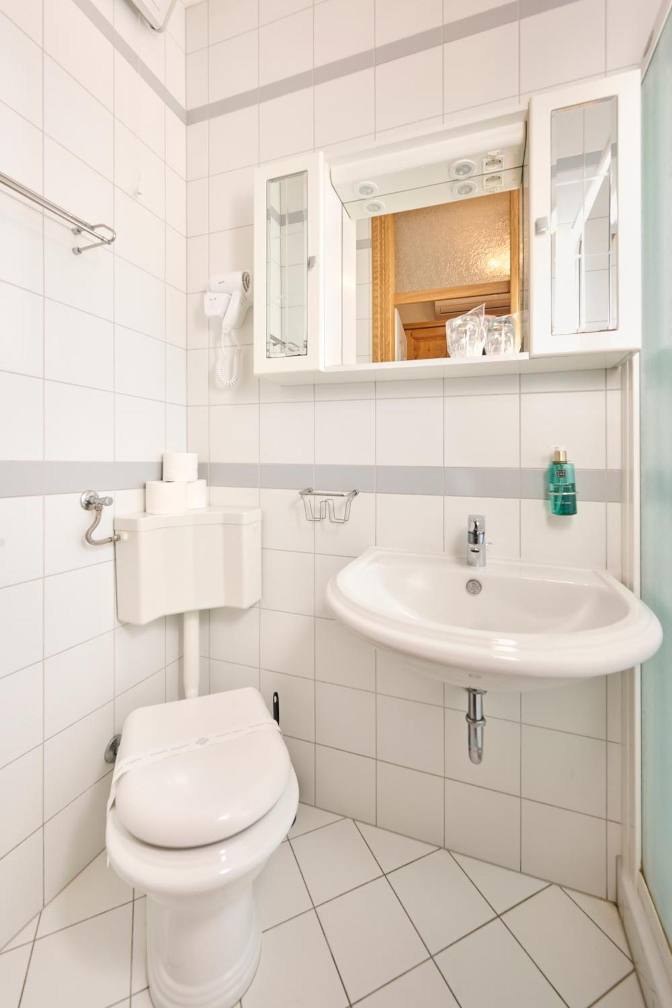 Hotel Kadoor Karlovac Ngoại thất bức ảnh