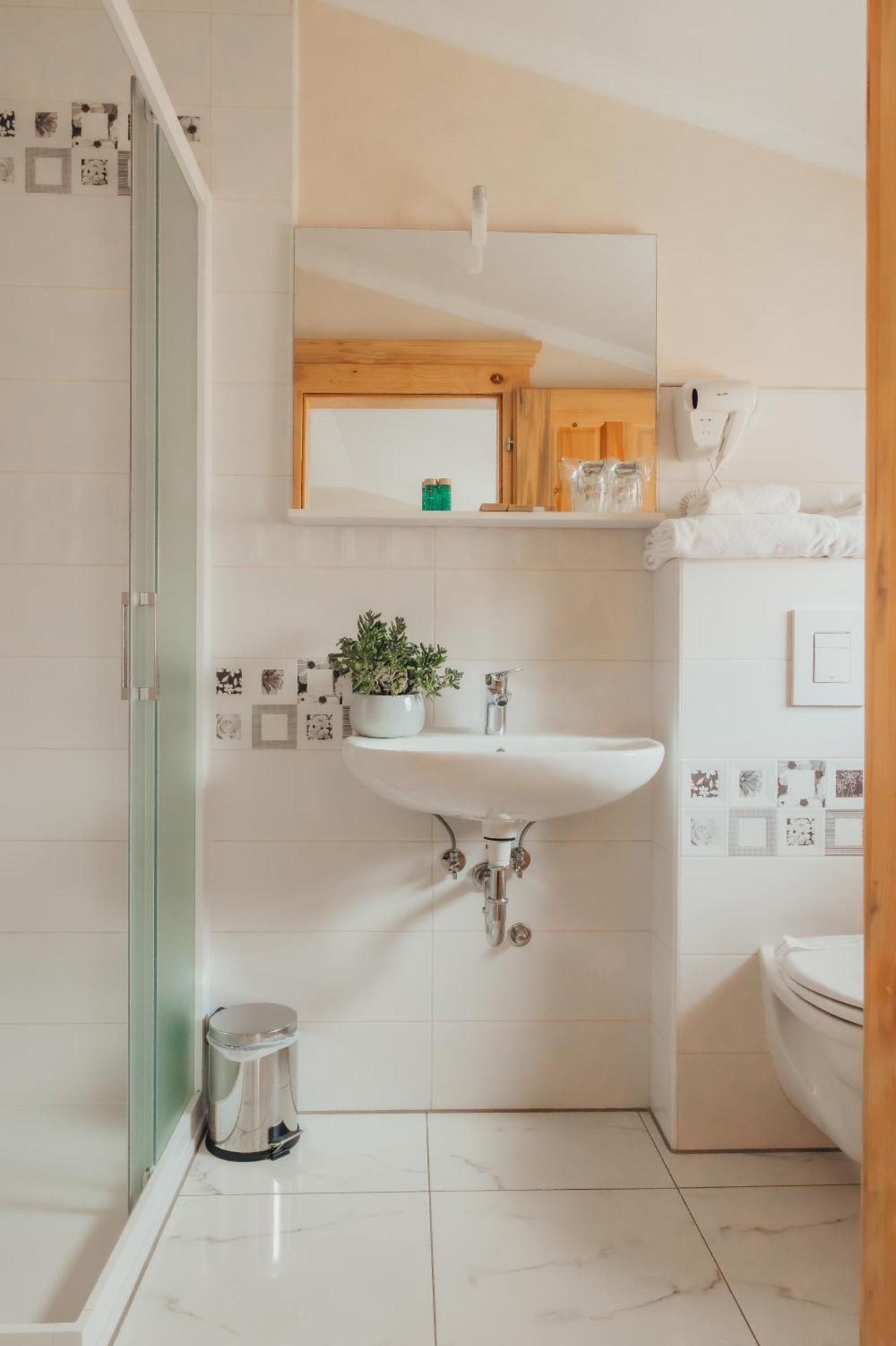 Hotel Kadoor Karlovac Ngoại thất bức ảnh