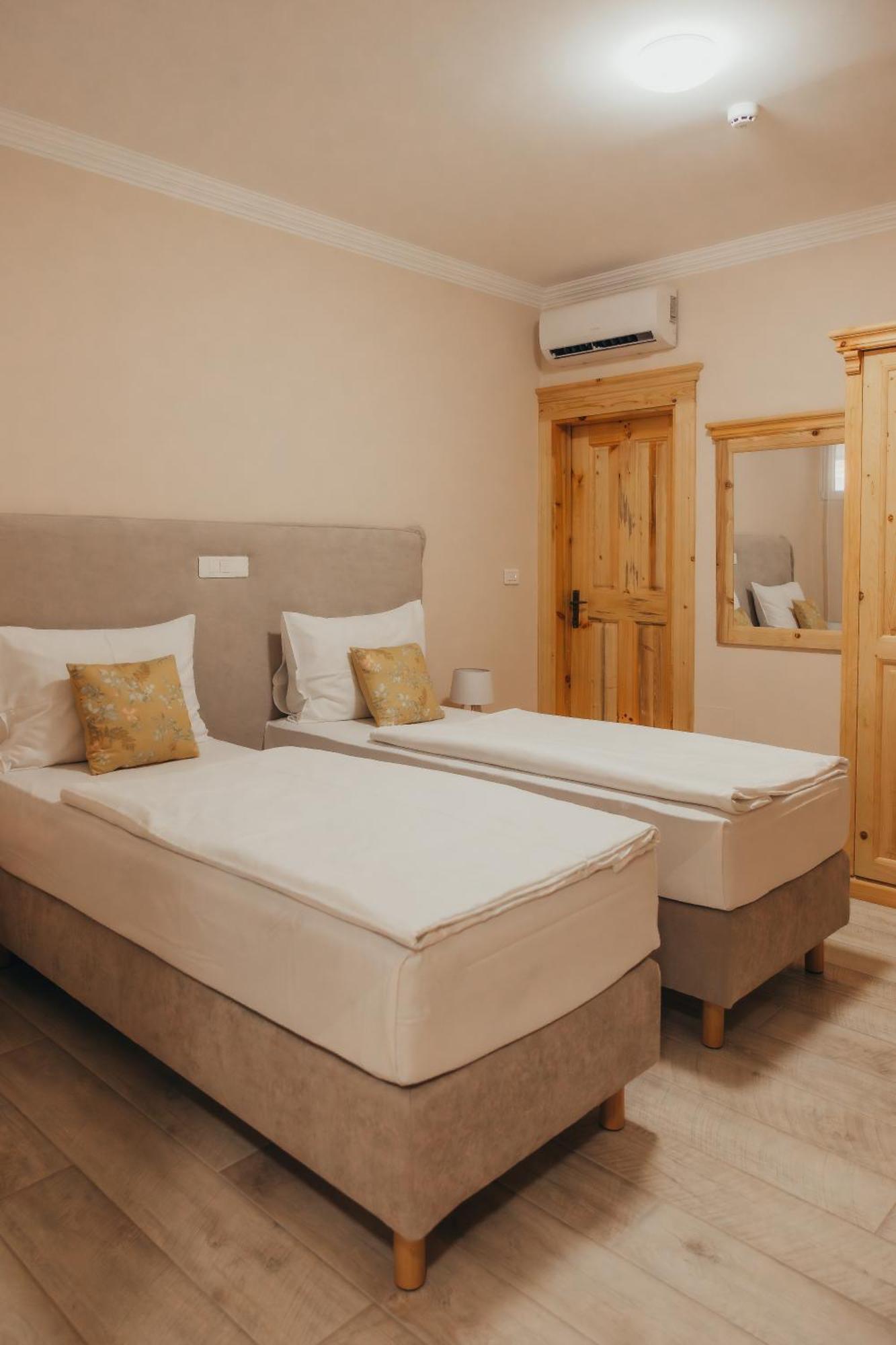 Hotel Kadoor Karlovac Ngoại thất bức ảnh